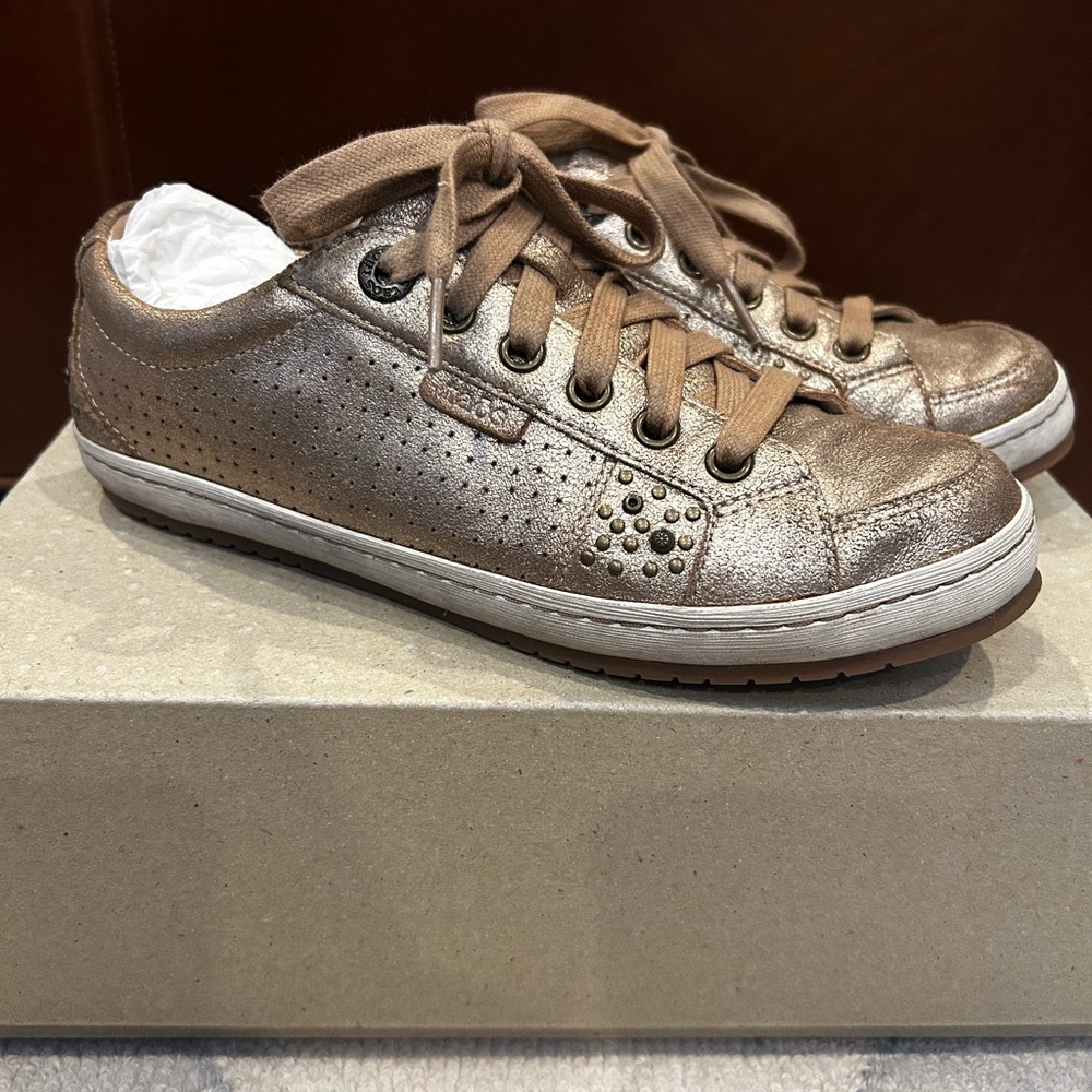 Barely Worn Taos Freedom Gold Leather Sneakers in size 7